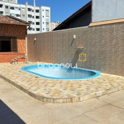 Casa com 500m², 5 quartos (sendo 5 suítes), 3 garagens, no bairro Barreiros em São José