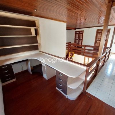 Casa com 500m², 5 quartos (sendo 5 suítes), 3 garagens, no bairro Barreiros em São José