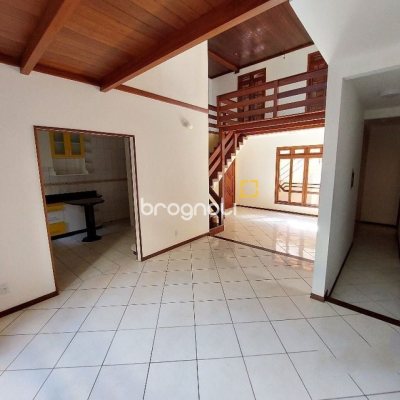 Casa com 500m², 5 quartos (sendo 5 suítes), 3 garagens, no bairro Barreiros em São José