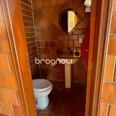 Casa com 500m², 5 quartos (sendo 5 suítes), 3 garagens, no bairro Barreiros em São José