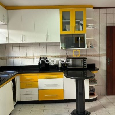 Casa com 500m², 5 quartos (sendo 5 suítes), 3 garagens, no bairro Barreiros em São José