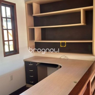 Casa com 500m², 5 quartos (sendo 5 suítes), 3 garagens, no bairro Barreiros em São José