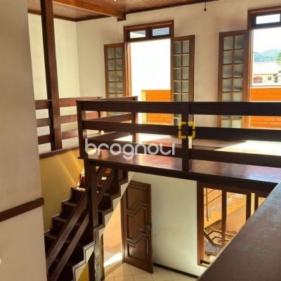 Casa com 500m², 5 quartos (sendo 5 suítes), 3 garagens, no bairro Barreiros em São José