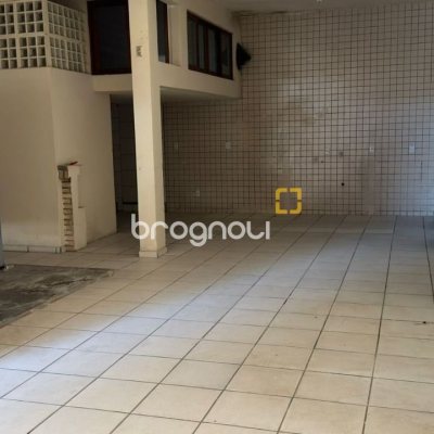 Casa com 500m², 5 quartos (sendo 5 suítes), 3 garagens, no bairro Barreiros em São José