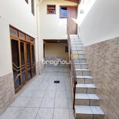 Casa com 500m², 5 quartos (sendo 5 suítes), 3 garagens, no bairro Barreiros em São José