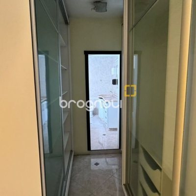 Casa com 500m², 5 quartos (sendo 5 suítes), 3 garagens, no bairro Barreiros em São José