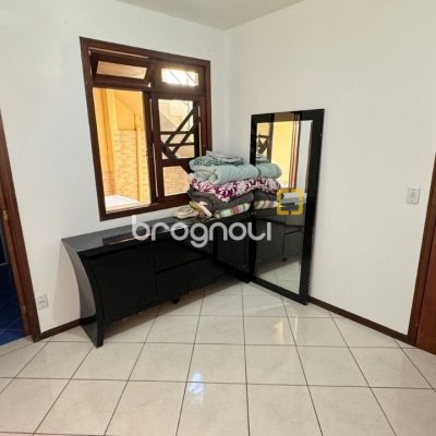 Casa com 500m², 5 quartos (sendo 5 suítes), 3 garagens, no bairro Barreiros em São José