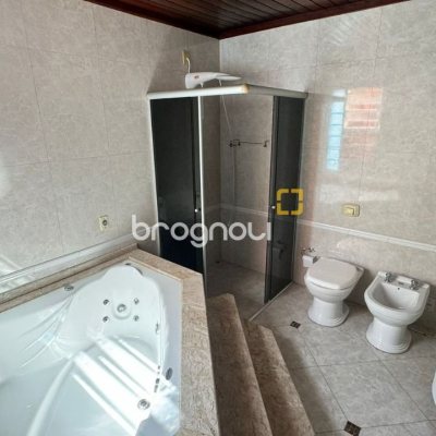 Casa com 500m², 5 quartos (sendo 5 suítes), 3 garagens, no bairro Barreiros em São José