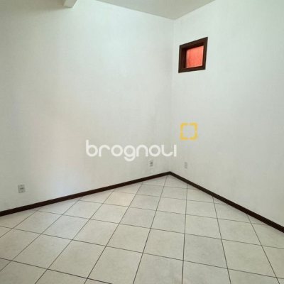 Casa com 500m², 5 quartos (sendo 5 suítes), 3 garagens, no bairro Barreiros em São José