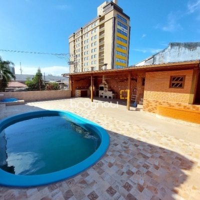 Casa com 500m², 5 quartos (sendo 5 suítes), 3 garagens, no bairro Barreiros em São José
