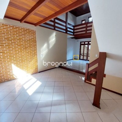 Casa com 500m², 5 quartos (sendo 5 suítes), 3 garagens, no bairro Barreiros em São José
