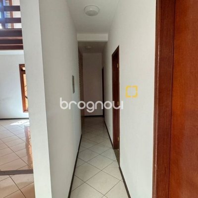Casa com 500m², 5 quartos (sendo 5 suítes), 3 garagens, no bairro Barreiros em São José