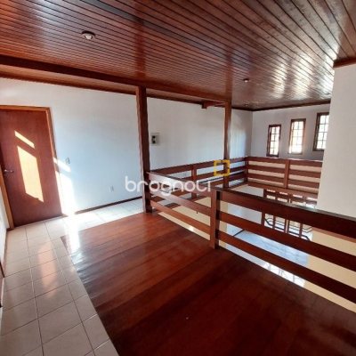 Casa com 500m², 5 quartos (sendo 5 suítes), 3 garagens, no bairro Barreiros em São José