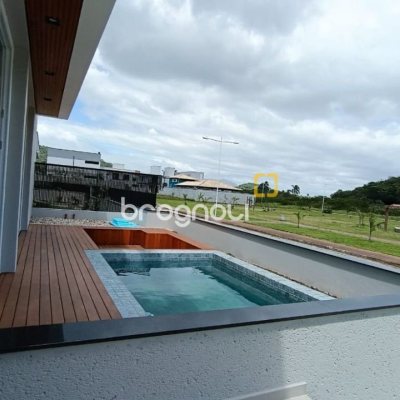 Casa com 227m², 3 quartos (sendo 3 suítes), 2 garagens, no bairro Rio Tavares em Florianópolis