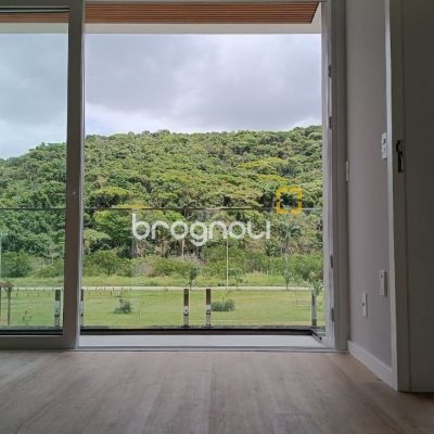 Casa com 227m², 3 quartos (sendo 3 suítes), 2 garagens, no bairro Rio Tavares em Florianópolis