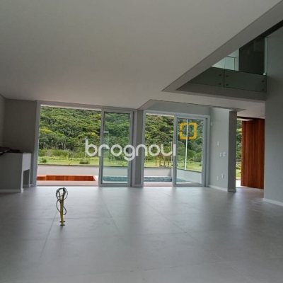 Casa com 227m², 3 quartos (sendo 3 suítes), 2 garagens, no bairro Rio Tavares em Florianópolis