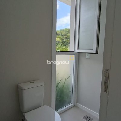 Casa com 227m², 3 quartos (sendo 3 suítes), 2 garagens, no bairro Rio Tavares em Florianópolis