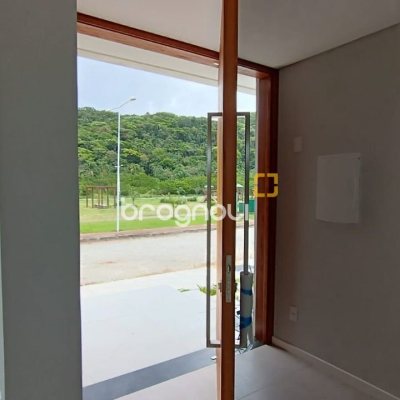 Casa com 227m², 3 quartos (sendo 3 suítes), 2 garagens, no bairro Rio Tavares em Florianópolis