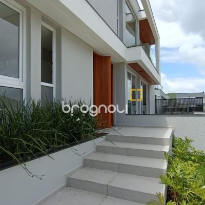 Casa com 227m², 3 quartos (sendo 3 suítes), 2 garagens, no bairro Rio Tavares em Florianópolis