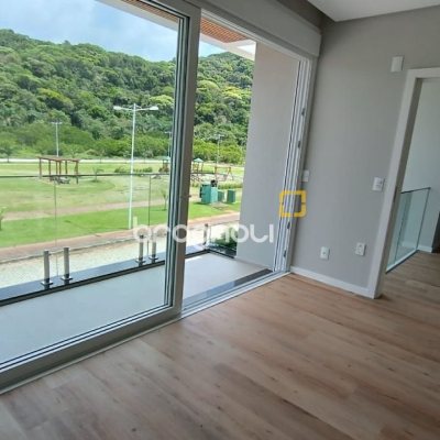 Casa com 227m², 3 quartos (sendo 3 suítes), 2 garagens, no bairro Rio Tavares em Florianópolis