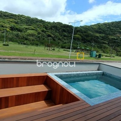 Casa com 227m², 3 quartos (sendo 3 suítes), 2 garagens, no bairro Rio Tavares em Florianópolis