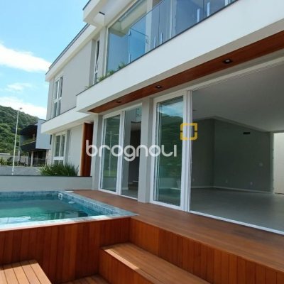 Casa com 227m², 3 quartos (sendo 3 suítes), 2 garagens, no bairro Rio Tavares em Florianópolis