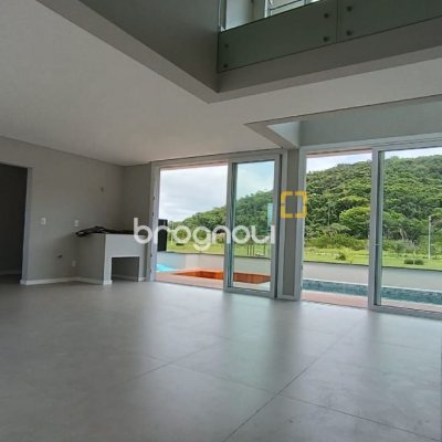 Casa com 227m², 3 quartos (sendo 3 suítes), 2 garagens, no bairro Rio Tavares em Florianópolis