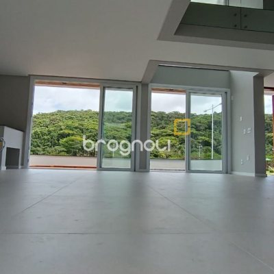 Casa com 227m², 3 quartos (sendo 3 suítes), 2 garagens, no bairro Rio Tavares em Florianópolis