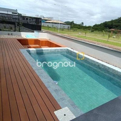 Casa com 227m², 3 quartos (sendo 3 suítes), 2 garagens, no bairro Rio Tavares em Florianópolis