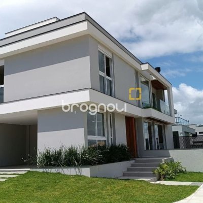 Casa com 227m², 3 quartos (sendo 3 suítes), 2 garagens, no bairro Rio Tavares em Florianópolis