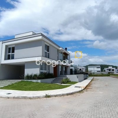 Casa com 227m², 3 quartos (sendo 3 suítes), 2 garagens, no bairro Rio Tavares em Florianópolis