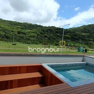 Casa com 227m², 3 quartos (sendo 3 suítes), 2 garagens, no bairro Rio Tavares em Florianópolis
