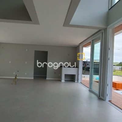 Casa com 227m², 3 quartos (sendo 3 suítes), 2 garagens, no bairro Rio Tavares em Florianópolis