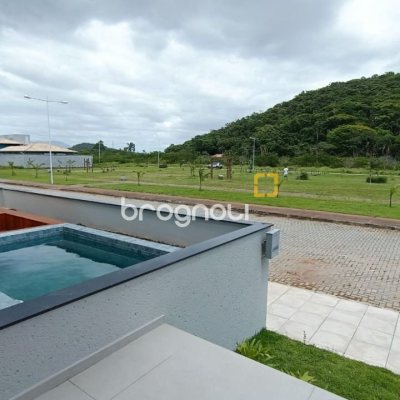 Casa com 227m², 3 quartos (sendo 3 suítes), 2 garagens, no bairro Rio Tavares em Florianópolis
