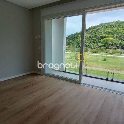 Casa com 227m², 3 quartos (sendo 3 suítes), 2 garagens, no bairro Rio Tavares em Florianópolis