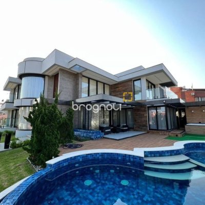 Casa de Condomínio com 782m², 5 quartos (sendo 5 suítes), 12 garagens, no bairro Ingleses em Florianópolis