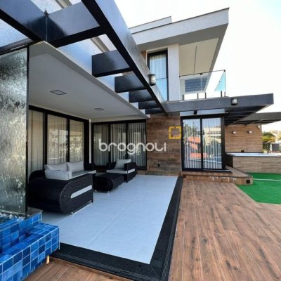 Casa de Condomínio com 782m², 5 quartos (sendo 5 suítes), 12 garagens, no bairro Ingleses em Florianópolis