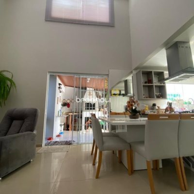 Casa com 360m², 4 quartos (sendo 3 suítes), 2 garagens, no bairro Ingleses em Florianópolis