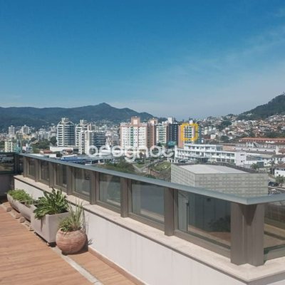 Apartamento com 113m², 3 quartos (sendo 3 suítes), 3 garagens, no bairro Beira Mar Norte em Florianópolis