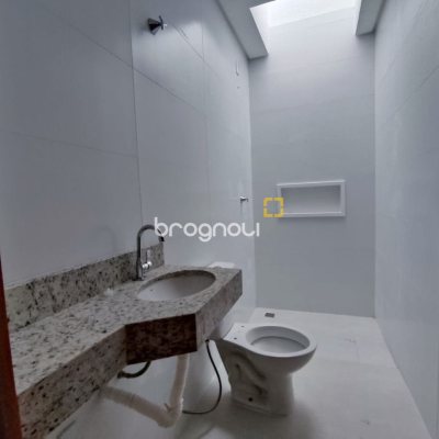 Casa com 89m², 2 quartos (sendo 2 suítes), 2 garagens, no bairro Rio Vermelho em Florianópolis
