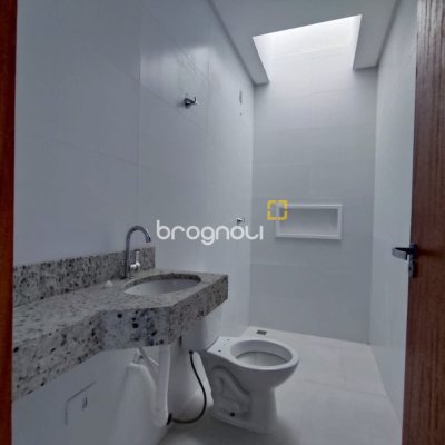 Casa com 89m², 2 quartos (sendo 2 suítes), 2 garagens, no bairro Rio Vermelho em Florianópolis