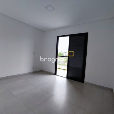 Casa com 89m², 2 quartos (sendo 2 suítes), 2 garagens, no bairro Rio Vermelho em Florianópolis