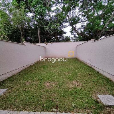 Casa com 89m², 2 quartos (sendo 2 suítes), 2 garagens, no bairro Rio Vermelho em Florianópolis