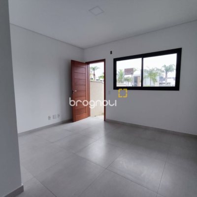 Casa com 89m², 2 quartos (sendo 2 suítes), 2 garagens, no bairro Rio Vermelho em Florianópolis