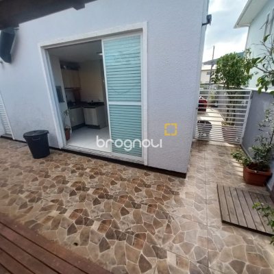 Casa com 158m², 3 quartos (sendo 3 suítes), 2 garagens, no bairro Rio Vermelho em Florianópolis
