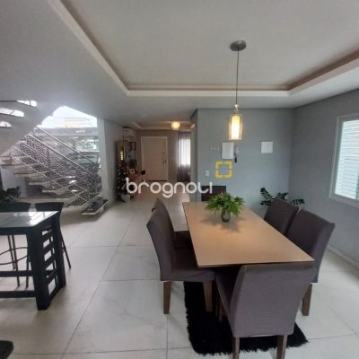 Casa com 158m², 3 quartos (sendo 3 suítes), 2 garagens, no bairro Rio Vermelho em Florianópolis