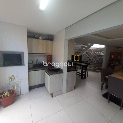Casa com 158m², 3 quartos (sendo 3 suítes), 2 garagens, no bairro Rio Vermelho em Florianópolis