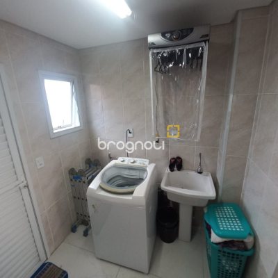 Casa com 158m², 3 quartos (sendo 3 suítes), 2 garagens, no bairro Rio Vermelho em Florianópolis