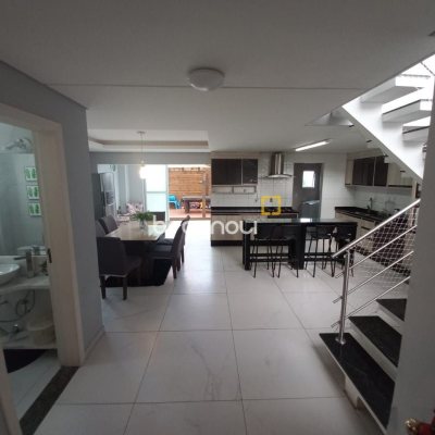 Casa com 158m², 3 quartos (sendo 3 suítes), 2 garagens, no bairro Rio Vermelho em Florianópolis