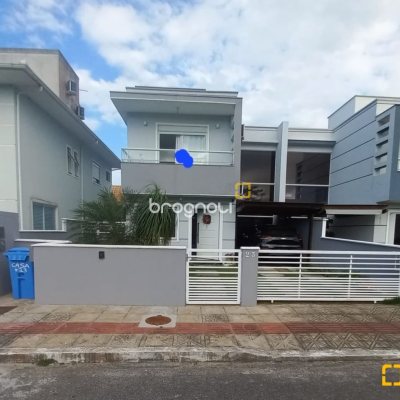 Casa com 158m², 3 quartos (sendo 3 suítes), 2 garagens, no bairro Rio Vermelho em Florianópolis